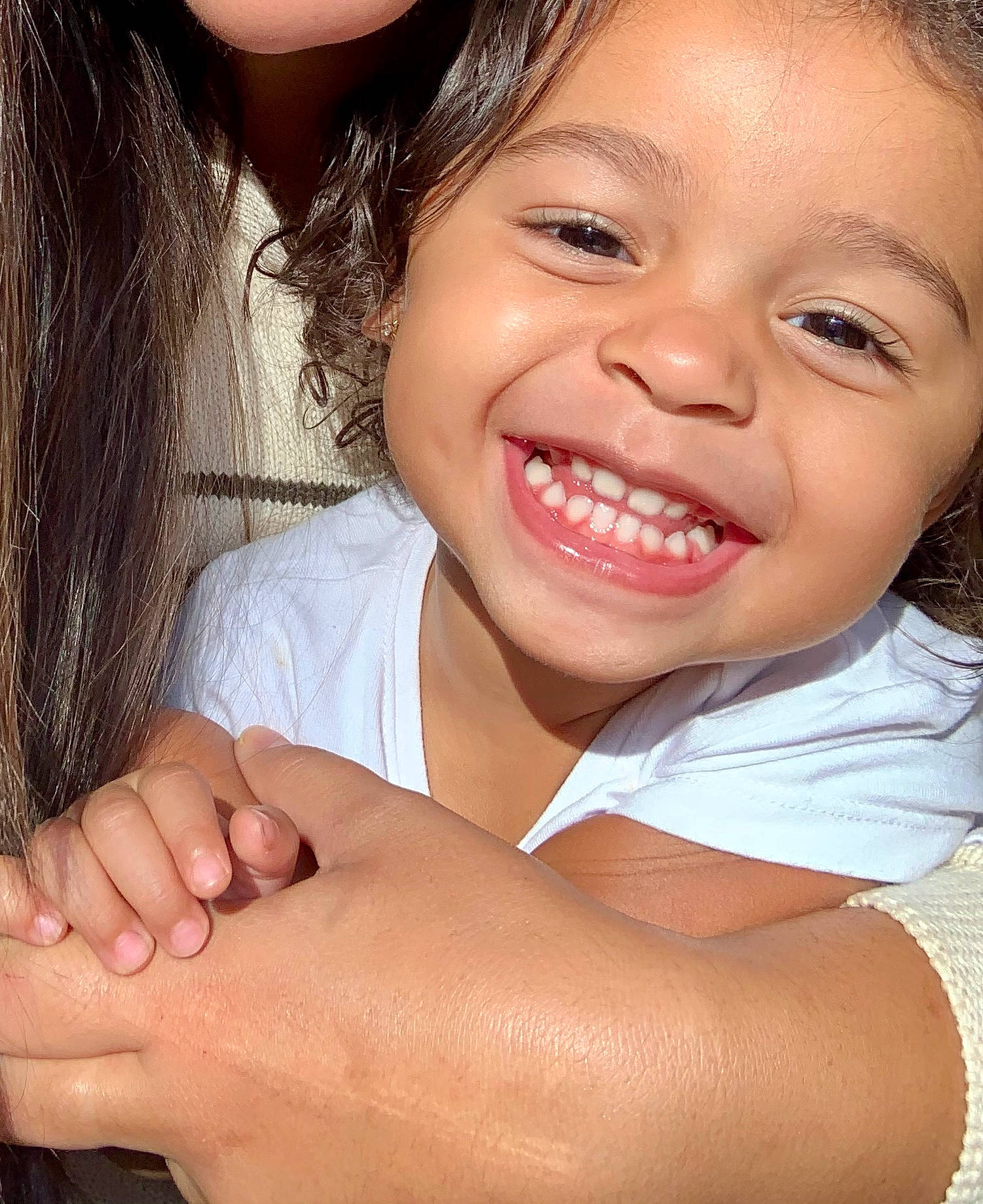 Cecília participe au concours pour gagner de l'argent avec cette photo : cheek, child, child_model, chin, face, facial_expression, gesture, hand, joy, laugh, lip, mouth, nose, person, skin, smile, toddler, tooth