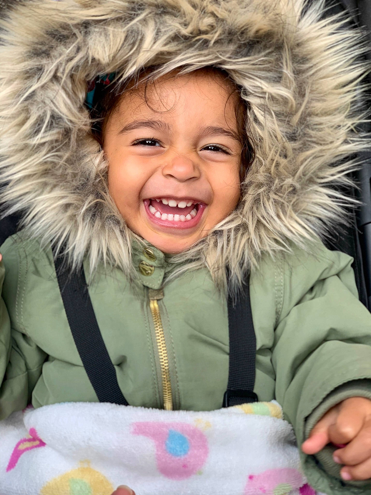Cecília a rejoint le concours — aidez-le/la à gagner de superbes lots ! baby, cheek, child, child_model, facial_expression, fun, fur, fur_clothing, happy, joy, laugh, nose, person, skin, smile, toddler, tooth