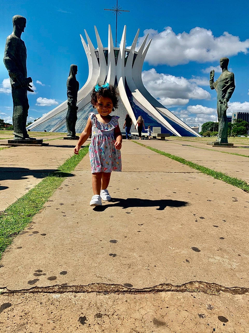 Cecília a rejoint le concours — aidez-le/la à gagner de superbes lots ! adaptation, child, cloud, fun, gesture, landscape, leisure, person, plant, road, shadow, sky, tourism, tree, vacation, water