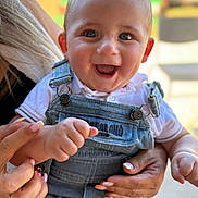 Tao a rejoint le concours — aidez-le/la à gagner de superbes lots ! baby, child, smiling, happy, denim_overalls, white_shirt, hands, adult, nails, colorful_nail_polish, face, portrait, outdoor, blurred_background, cute, infant, holding, joyful, closeup, person