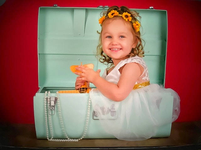 Léana participe au concours pour gagner de l'argent avec cette photo : baby, baby_toddler_clothing, child, dress, embellishment, event, fashion_accessory, flash_photography, fun, happy, headpiece, joy, magenta, peach, person, pink, portrait_photography, product, room, sitting