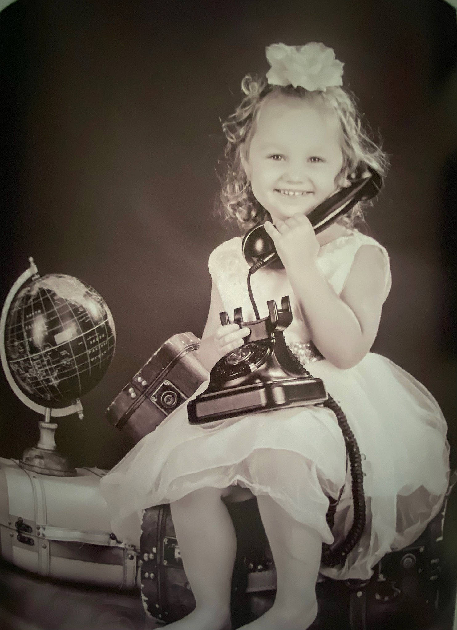 Léana a rejoint le concours — aidez-le/la à gagner de superbes lots ! baby_toddler_clothing, black, black_and_white, dress, drum, flash_photography, fun, happy, head, joy, membranophone, monochrome_photography, music, musical_instrument, musician, person, photograph, picture_frame, smile, style