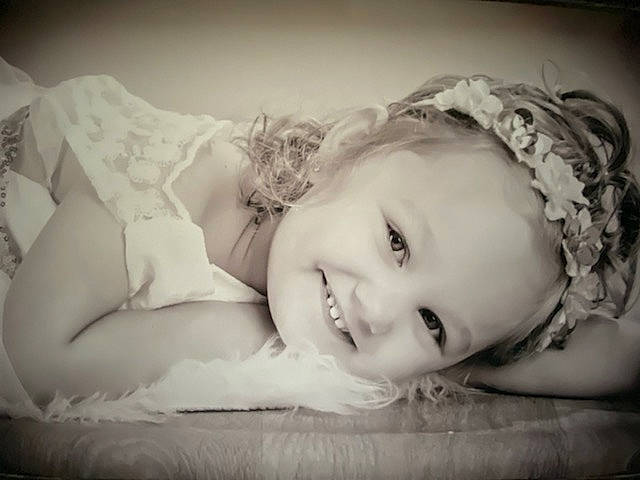 Léana a rejoint le concours — aidez-le/la à gagner de superbes lots ! baby, child, comfort, couch, eye, face, flash_photography, gesture, grass, happy, headpiece, human_body, iris, joy, lip, monochrome, monochrome_photography, person, skin, smile