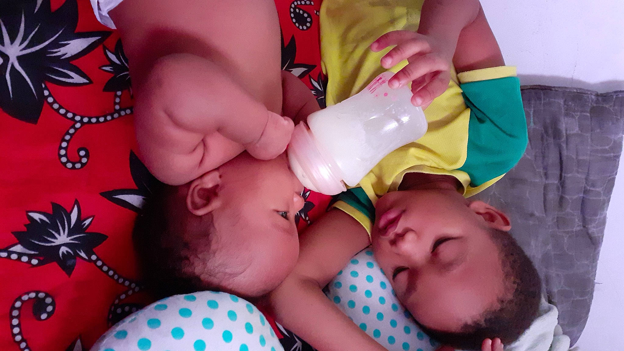 Lorenz a rejoint le concours — aidez-le/la à gagner de superbes lots ! baby, black_hair, child, finger, hand, mouth, person, toddler