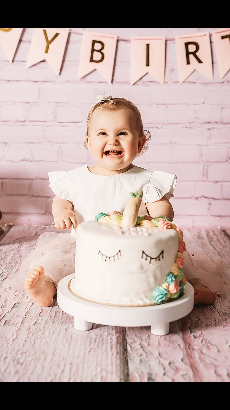 Lyana participe au concours pour gagner de l'argent avec cette photo : baked_goods, birthday, birthday_cake, buttercream, cake, cake_decorating, cake_decorating_supply, child, dessert, dress, event, food, happy, icing, joy, people, person, pink, smile, sugar_cake