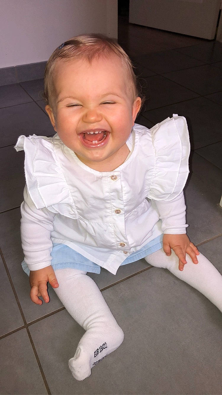 Lyana a rejoint le concours — aidez-le/la à gagner de superbes lots ! baby_toddler_clothing, cheek, chin, eye, eyebrow, face, gesture, hair, head, human_body, iris, joint, joy, lip, mouth, neck, nose, person, shoulder, skin