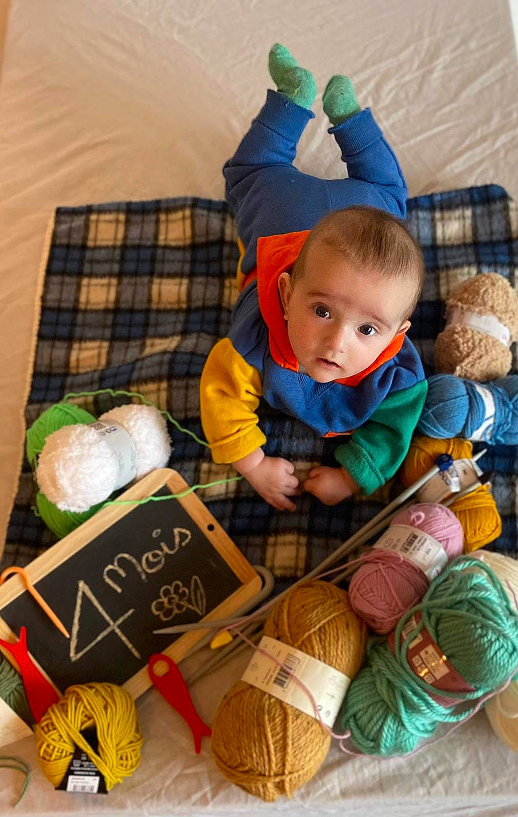 Elio participe au concours pour gagner de l'argent avec cette photo : baby, baby_toddler_clothing, basket, child, comfort, couch, event, happy, holiday, linens, pattern, person, plaid, play, product, room, sitting, tartan, textile, toddler