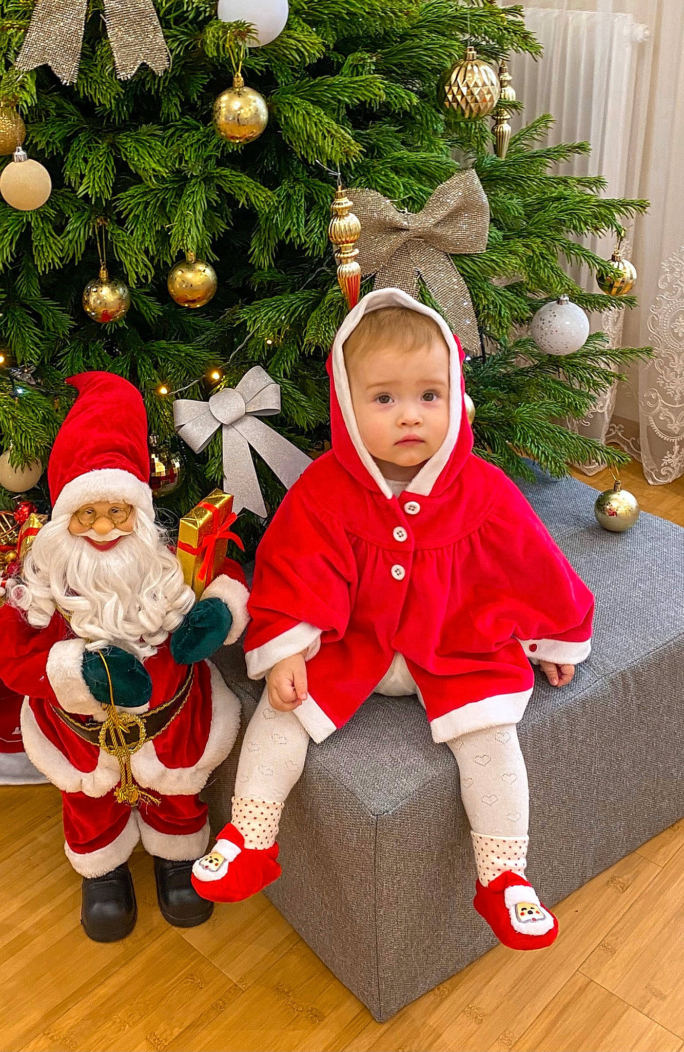 Emmy a rejoint le concours — aidez-le/la à gagner de superbes lots ! baby, baby_toddler_clothing, christmas, christmas_decoration, christmas_ornament, christmas_tree, event, flooring, happy, headwear, holiday, holiday_ornament, lap, ornament, person, plant, red, santa_claus, smile, toddler
