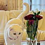 Lily Rose a rejoint le concours — aidez-le/la à gagner de superbes lots ! cat, collar, cozy, curious, decor, flowers, furniture, glass_top, indoors, leaf, living_room, pet, plant, roses, scottish_fold, soft_light, table, vase, white_cat, wood