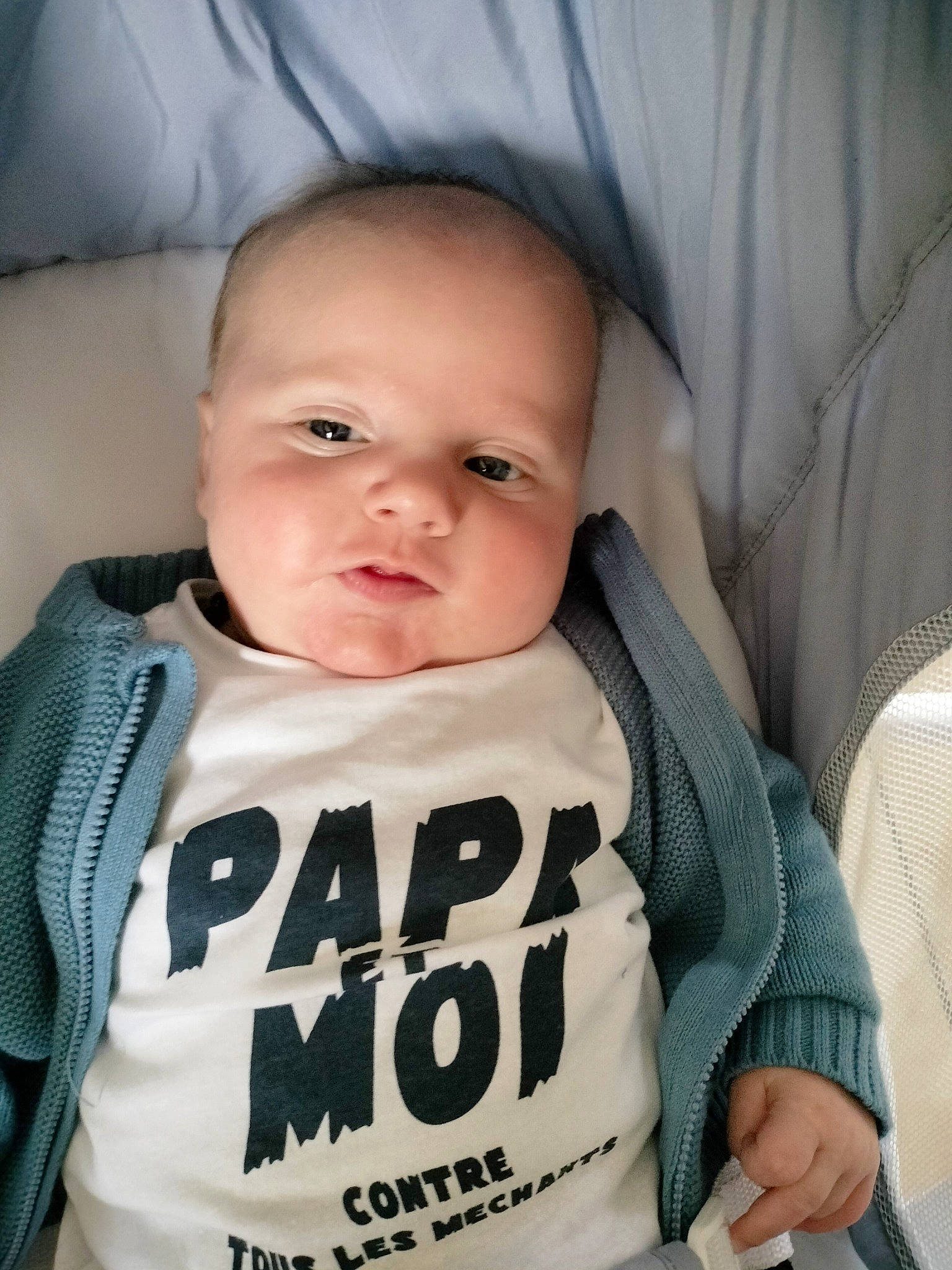 Charles a rejoint le concours — aidez-le/la à gagner de superbes lots ! baby, baby_products, baby_toddler_clothing, cheek, child, chin, comfort, eyebrow, eyelash, face, grey, happy, head, outerwear, person, product, sitting, sleeve, smile, textile