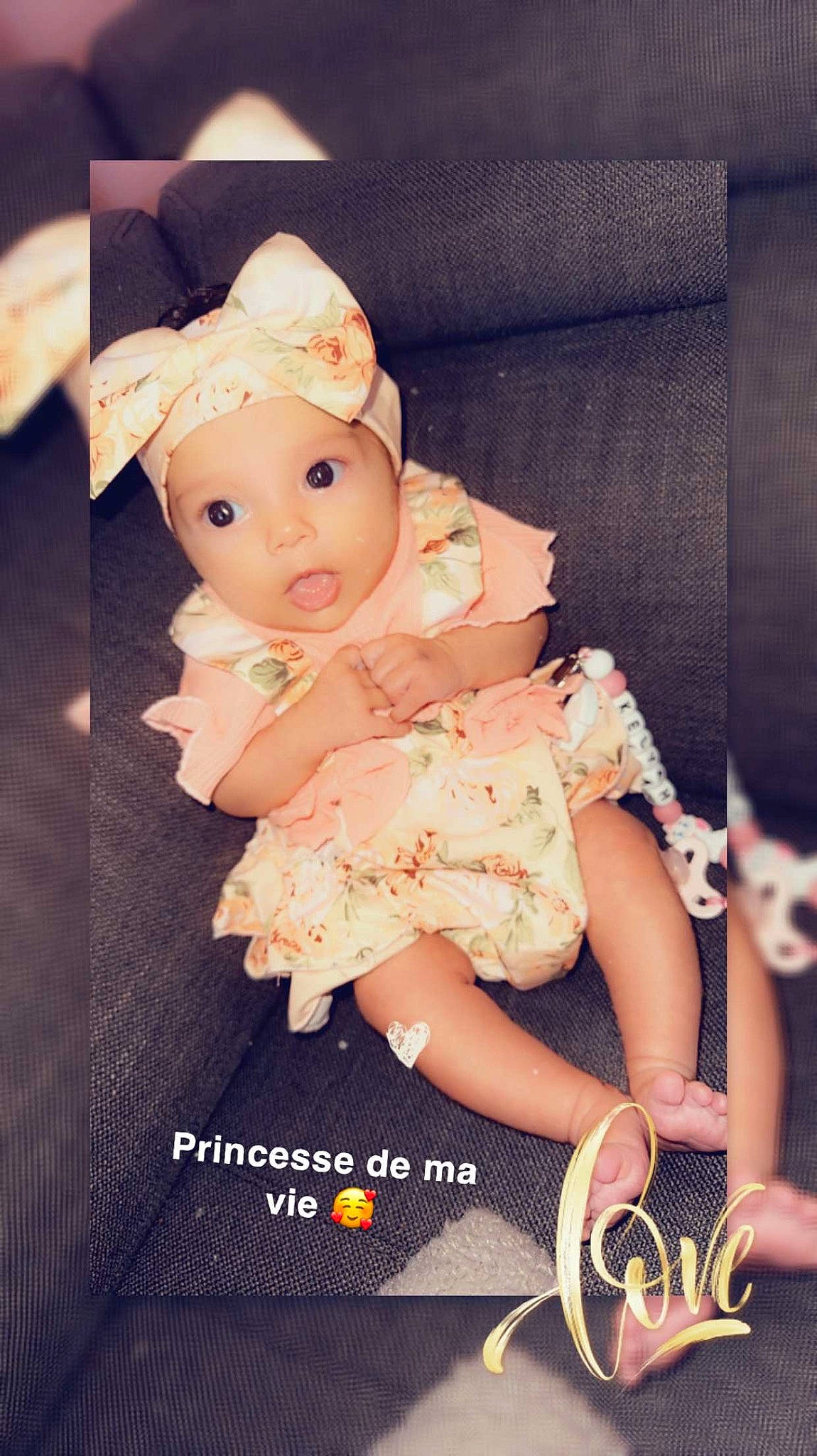 Kélyah participe au concours pour gagner de l'argent avec cette photo : baby_toddler_clothing, child, day_dress, doll, dress, fashion_accessory, flash_photography, font, happy, headwear, human_body, human_leg, one_piece_garment, pattern, peach, person, pink, sleeve, thigh, toddler