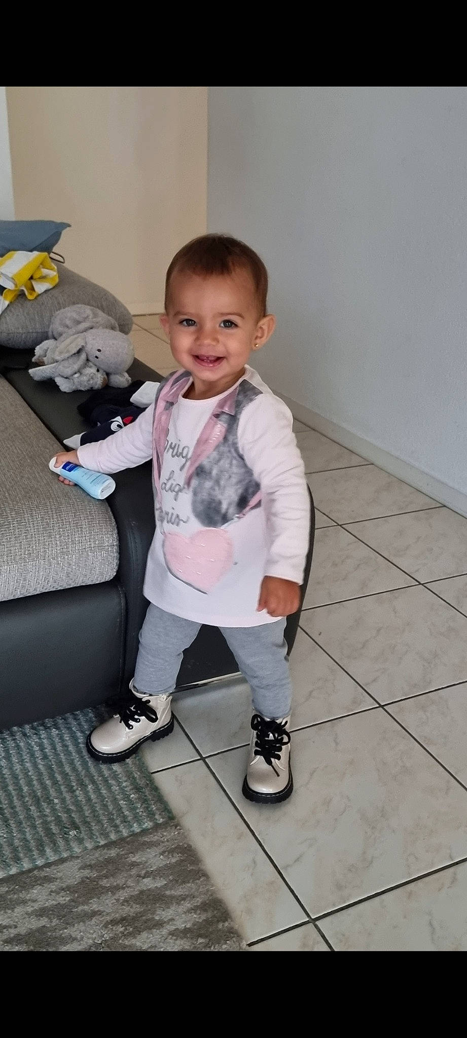 élaïs a rejoint le concours — aidez-le/la à gagner de superbes lots ! baby, baby_toddler_clothing, child, comfort, floor, flooring, footwear, fun, happy, head, human_leg, joy, knee, leg, person, sandal, sleeve, smile, sneakers, sock