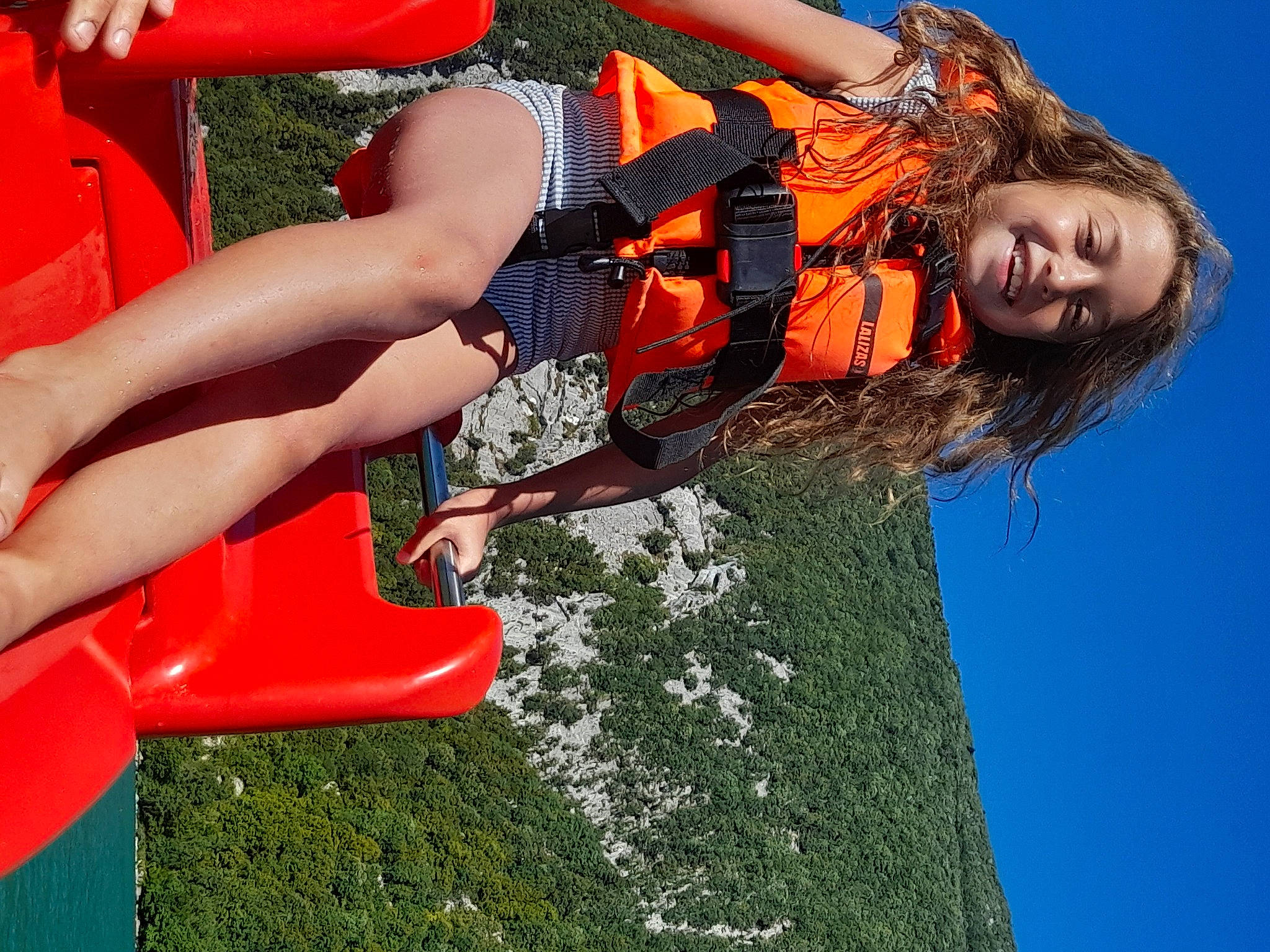 Ayna participe au concours pour gagner de l'argent avec cette photo : adventure, calf, carmine, child, cool, fun, grass, happy, human_leg, joy, knee, leisure, people_in_nature, person, personal_protective_equipment, recreation, red, shorts, sky, thigh