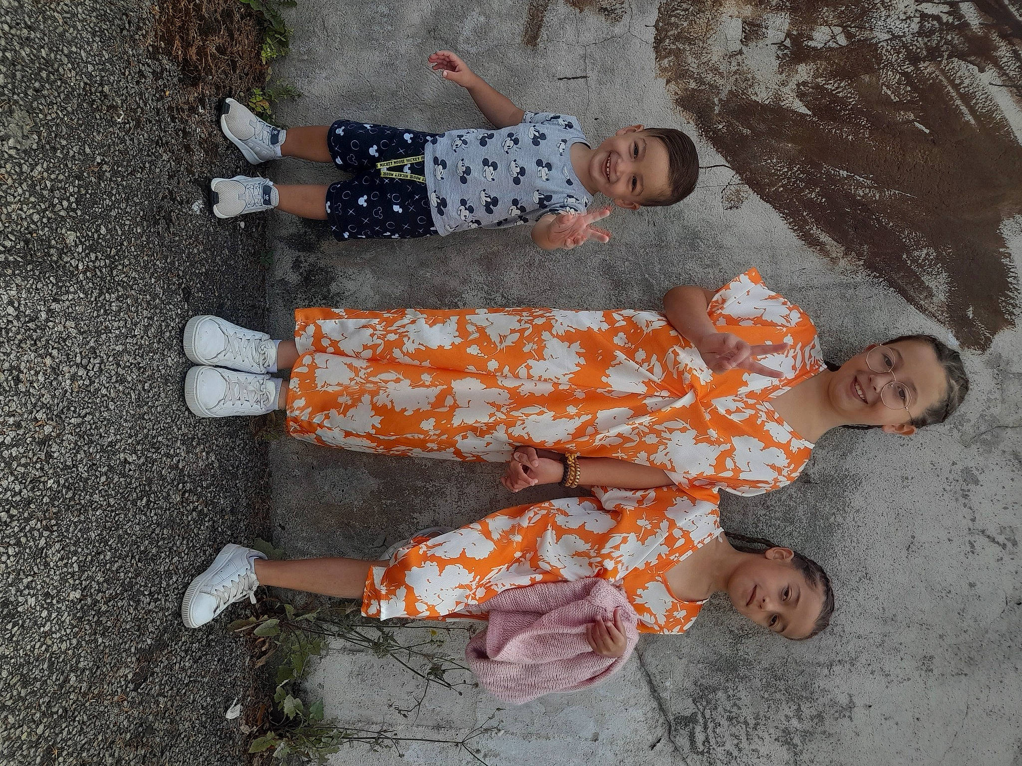 Ayna a rejoint le concours — aidez-le/la à gagner de superbes lots ! asphalt, child, concrete, foot, fun, gesture, happy, human_leg, joy, leisure, pattern, pedestrian, person, road_surface, sandal, shadow, sidewalk, sitting, temple, toddler