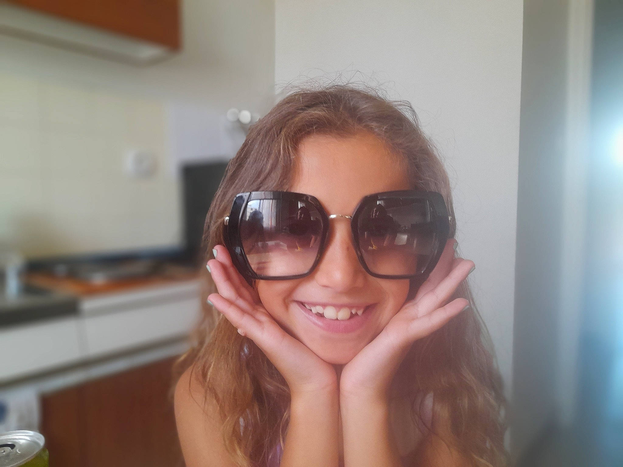 Ayna participe au concours pour gagner de l'argent avec cette photo : bangs, eye_glass_accessory, eyelash, eyewear, gesture, glasses, goggles, happy, jaw, joy, kitchen_appliance, layered_hair, lip, mouth, nose, person, personal_protective_equipment, selfie, shoulder, smile