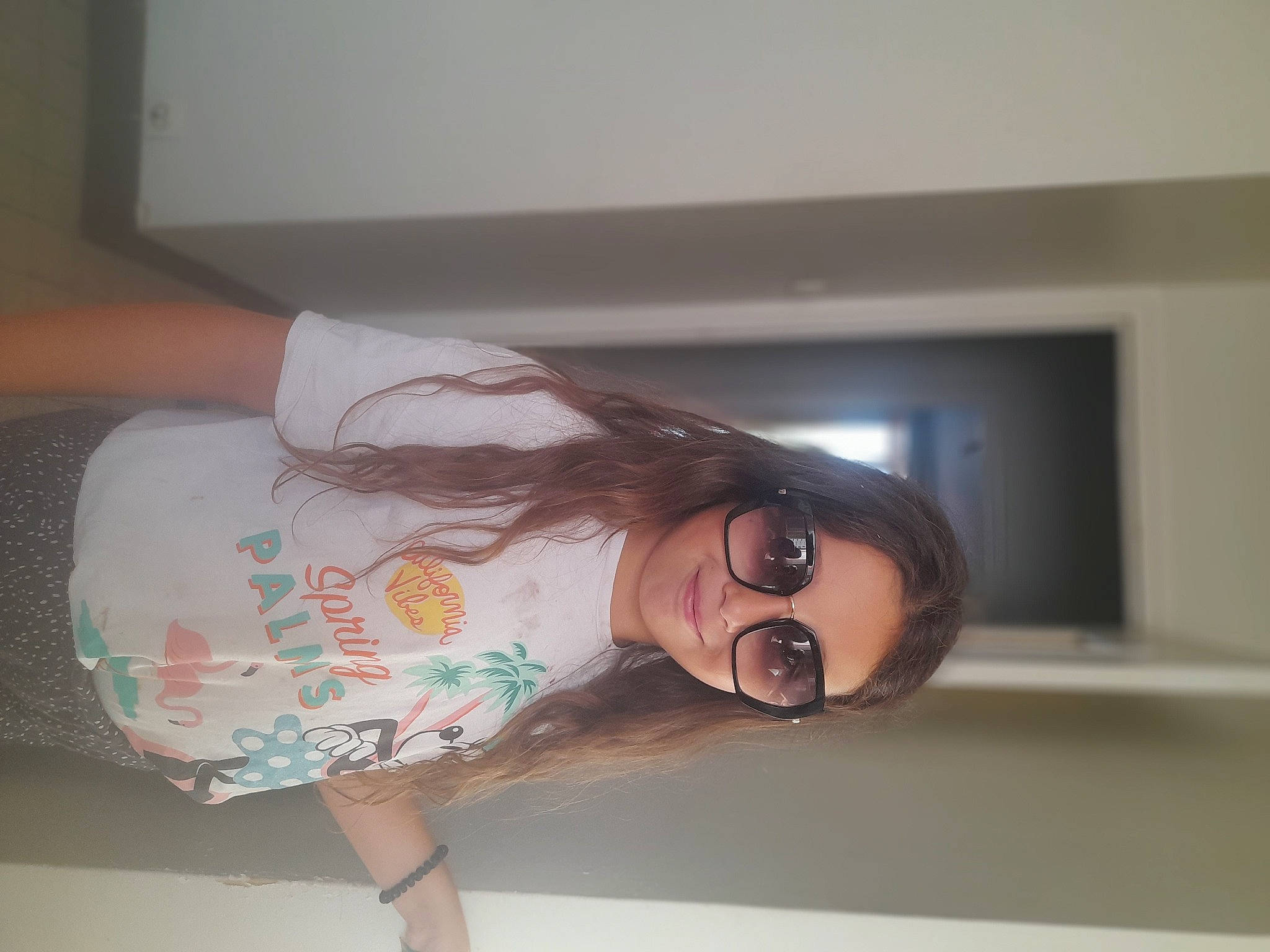 May Line a rejoint le concours — aidez-le/la à gagner de superbes lots ! black_hair, comfort, elbow, eyelash, eyewear, glasses, happy, human_body, joy, lip, long_hair, mouth, neck, nose, person, shoulder, skin, sleeve, smile, sunglasses