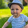 Augustin a rejoint le concours — aidez-le/la à gagner de superbes lots ! toddler, child, hat, fedora, shirt, cartoon_print, outdoor, grass, greenery, blue_eyes, smile, portrait, baby, sitting, cute, sunny, daylight, nature, young_child, casual_clothing