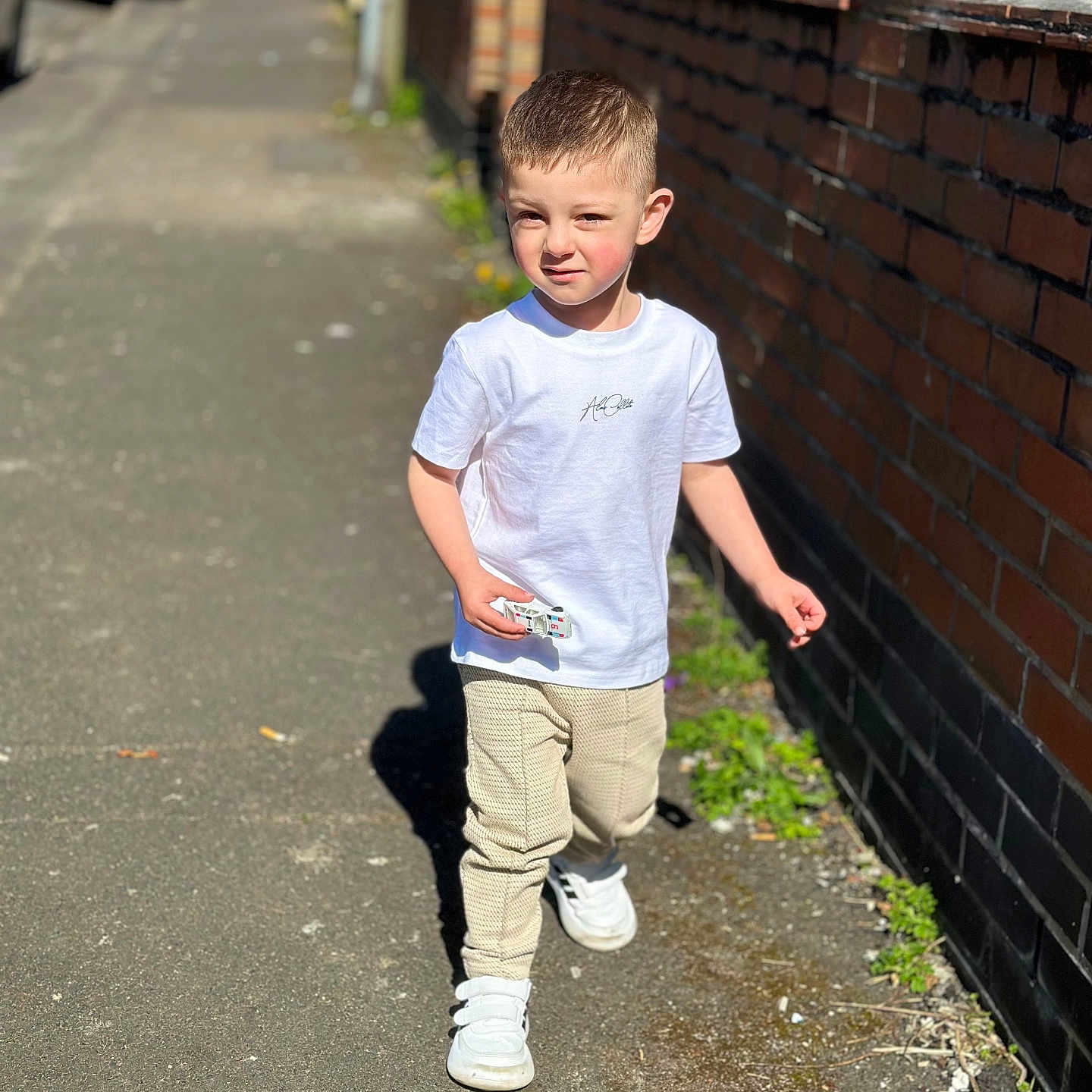 Matteo is registered to the contest to win money with this photo: boy, child, city, clothing, face, footwear, head, jeans, male, pants, path, person, photography, portrait, road, shoe, shorts, street, t_shirt, urban