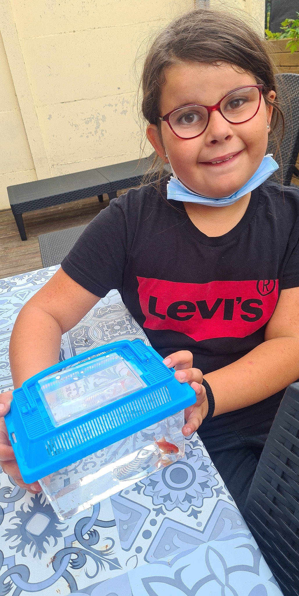 Ely a rejoint le concours — aidez-le/la à gagner de superbes lots ! blue, box, child, electric_blue, electronic_device, engineering, eyewear, fun, gadget, glasses, happy, joy, office_equipment, office_supplies, person, plastic, recreation, science, smile, t_shirt