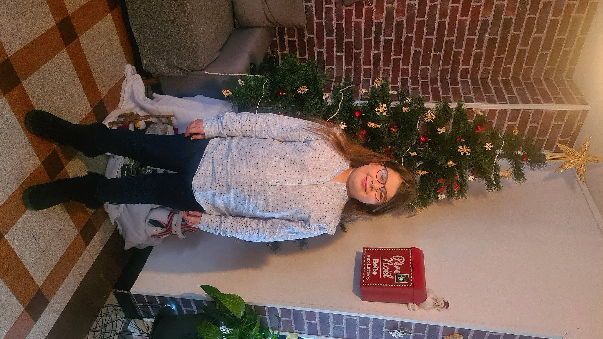 Ely participe au concours pour gagner de l'argent avec cette photo : christmas, christmas_decoration, christmas_eve, christmas_ornament, christmas_tree, conifer, event, fir, floral_design, fun, green, holiday, holiday_ornament, interior_design, joy, lap, ornament, person, plant, room