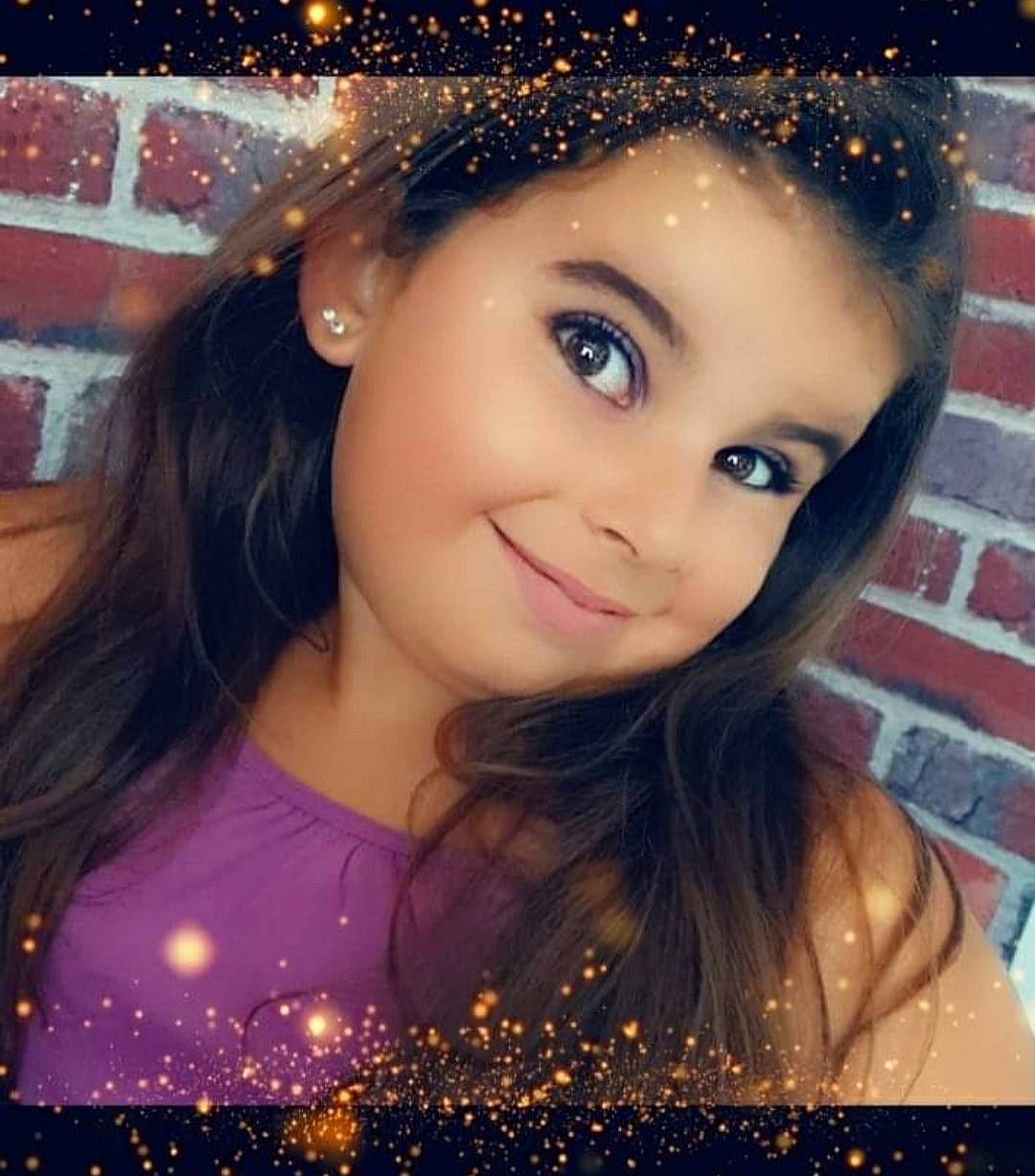 Ely participe au concours pour gagner de l'argent avec cette photo : cheek, chin, eye, eyebrow, eyelash, face, facial_expression, flash_photography, hair, happy, head, iris, joy, light, lighting, lip, nose, organ, person, pink