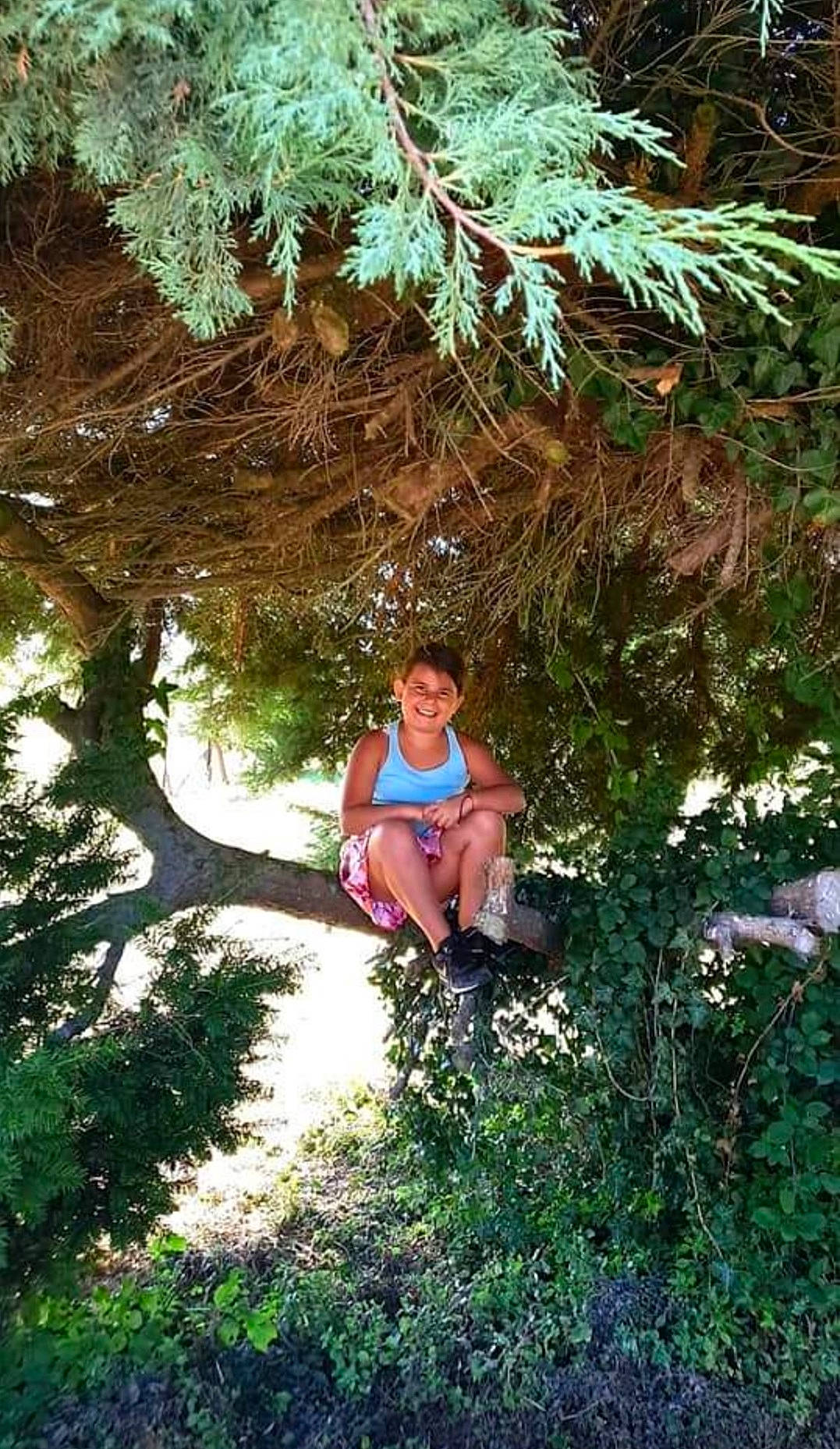 Ely a rejoint le concours — aidez-le/la à gagner de superbes lots ! arecales, branch, electric_blue, forest, fun, garden, grass, green, happy, joy, jungle, landscape, leisure, people_in_nature, person, plant, shrub, terrestrial_plant, tree, trunk