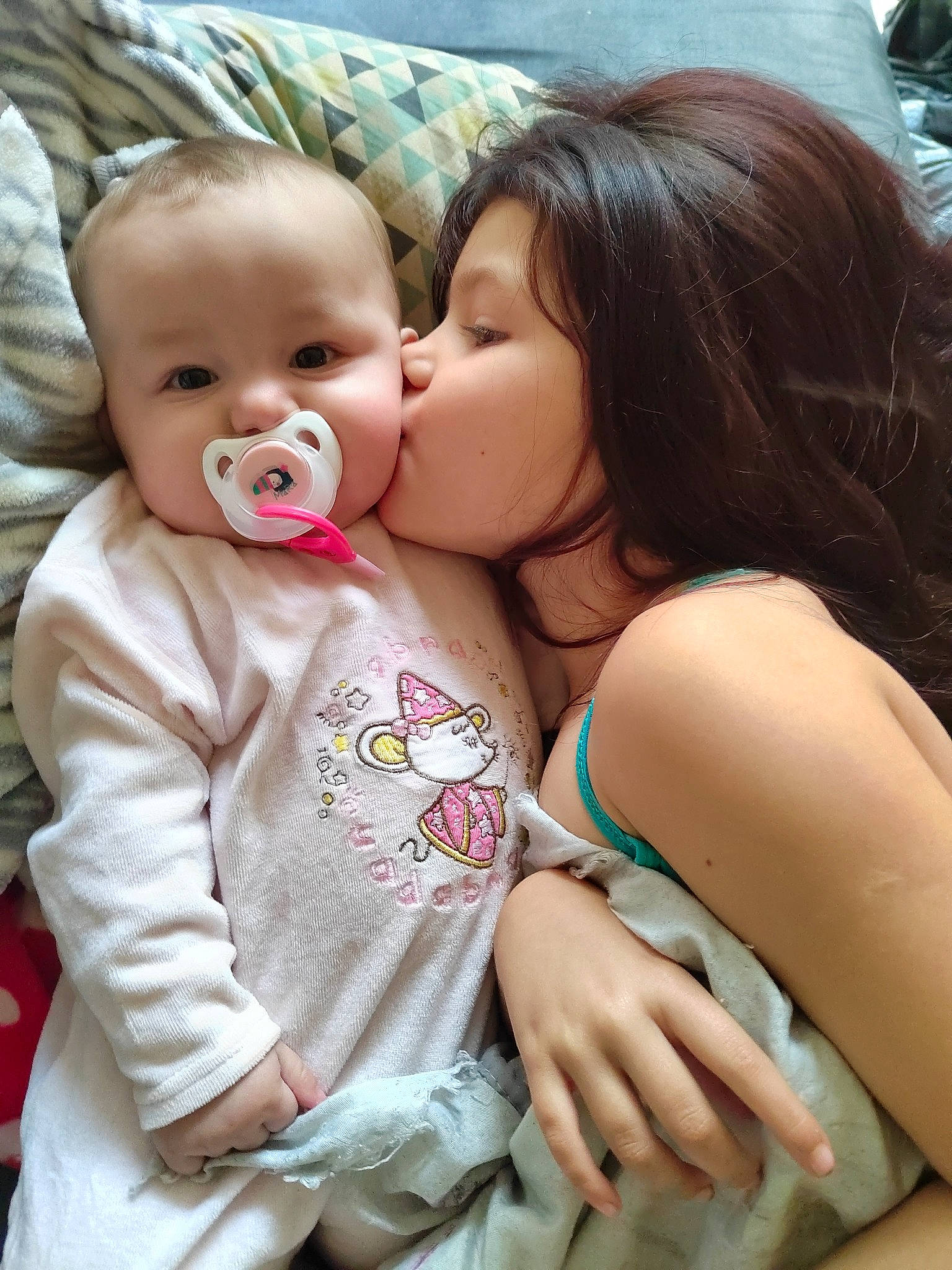 Jena participe au concours pour gagner de l'argent avec cette photo : baby, baby_toddler_clothing, cheek, finger, gesture, hairstyle, happy, head, interaction, iris, kiss, lip, mammal, mouth, nose, organ, people_in_nature, person, plant, skin