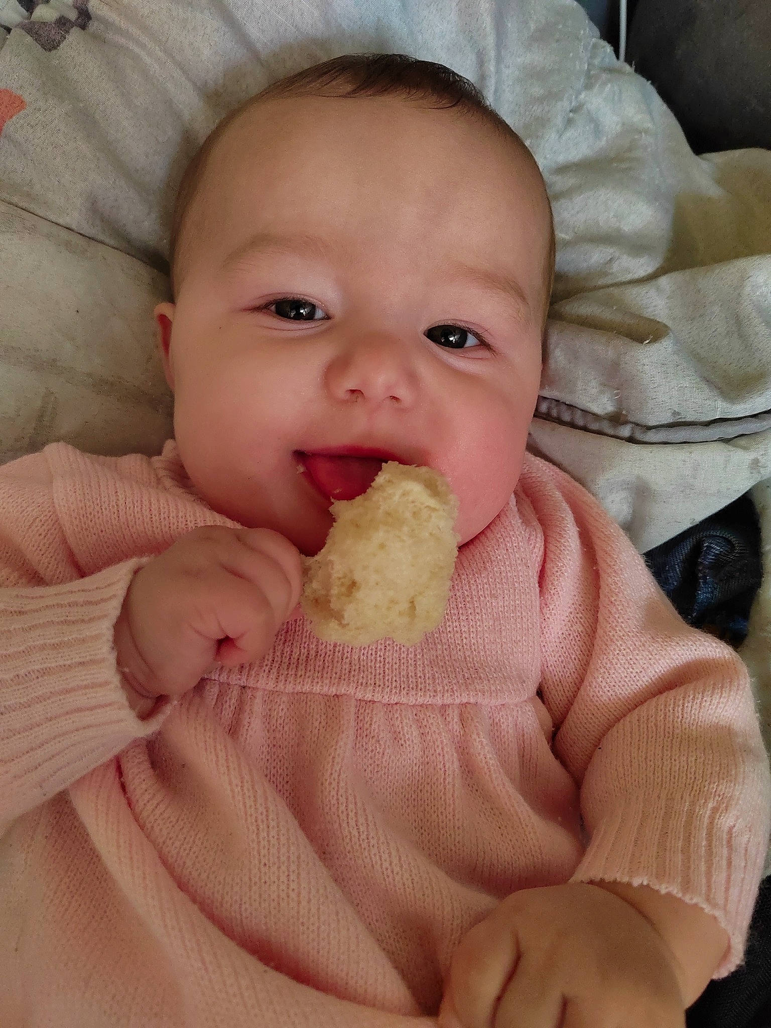 Jena a rejoint le concours — aidez-le/la à gagner de superbes lots ! baby, baby_products, baby_toddler_clothing, cheek, child, comfort, finger, food_craving, gesture, human, human_body, lip, mouth, nail, nose, person, skin, sleeve, textile, thumb