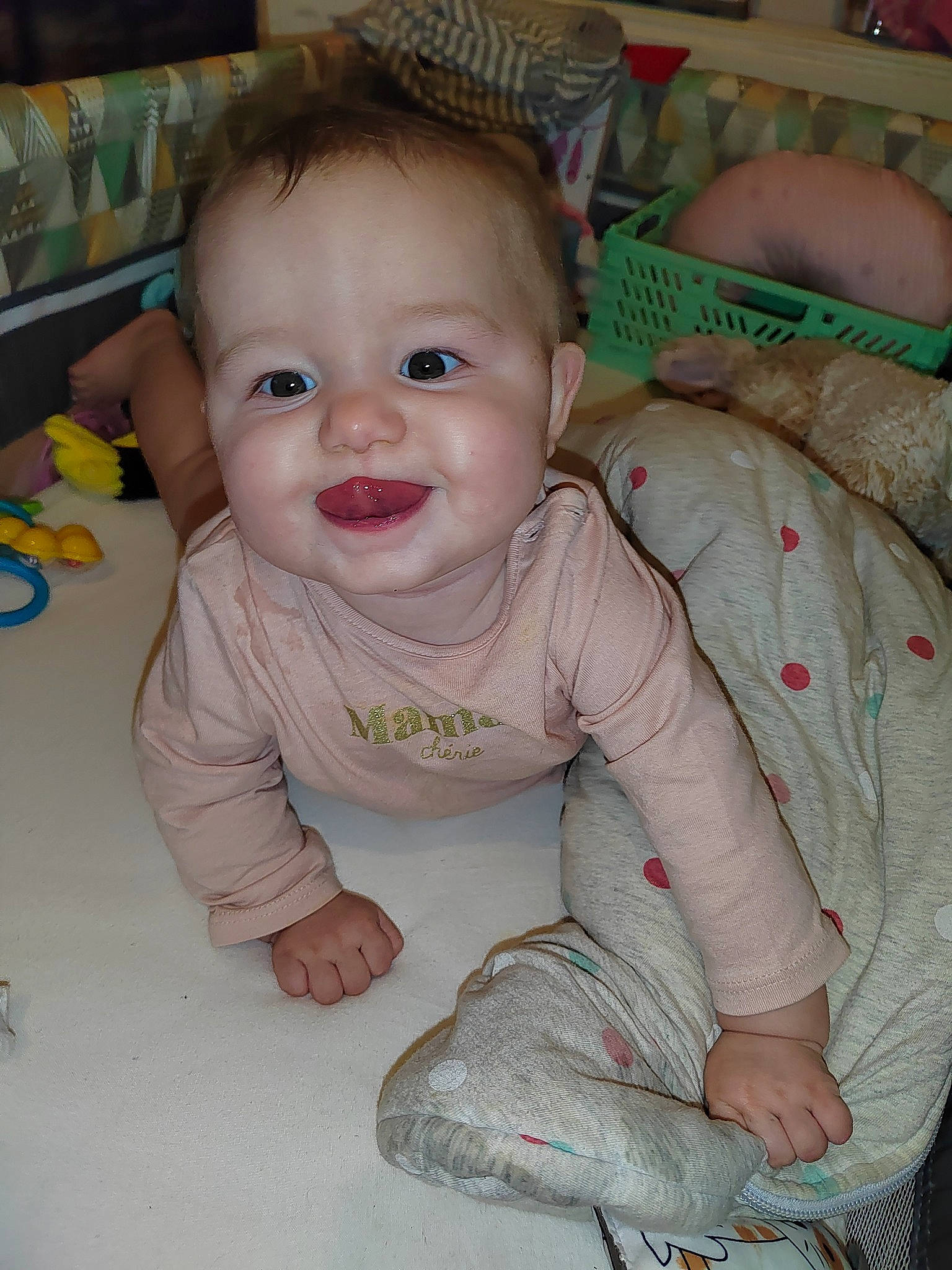 Jena a rejoint le concours — aidez-le/la à gagner de superbes lots ! baby, baby_products, baby_safety, baby_toddler_clothing, cheek, child, chin, comfort, eyebrow, flooring, iris, joy, mouth, nose, person, product, shelf, sitting, skin, sleeve