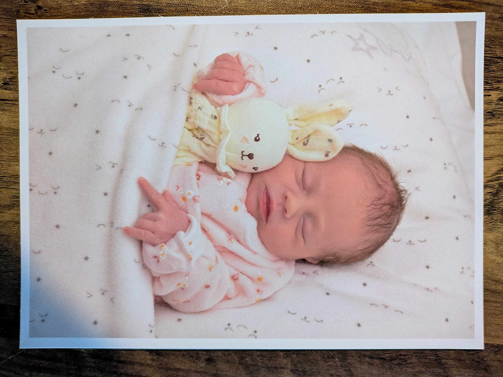 Louise a rejoint le concours — aidez-le/la à gagner de superbes lots ! newborn, baby, sleeping, blanket, plush_toy, bunny, soft_toy, infant, bed, cute, peaceful, cozy, pink_clothing, wooden_surface, wrapped, face, head, resting, portrait, baby_girl