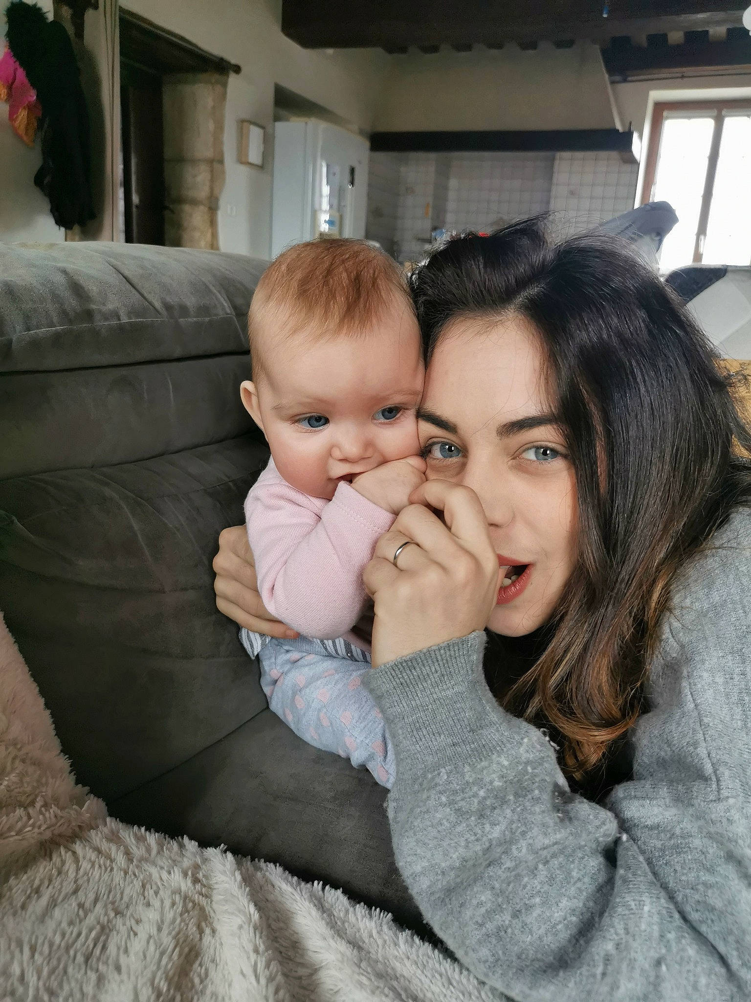 éléna participe au concours pour gagner de l'argent avec cette photo : baby, baby_toddler_clothing, cheek, child, comfort, ear, family, gesture, hug, human, interaction, living_room, love, person, playing_with_kids, sweater, toddler