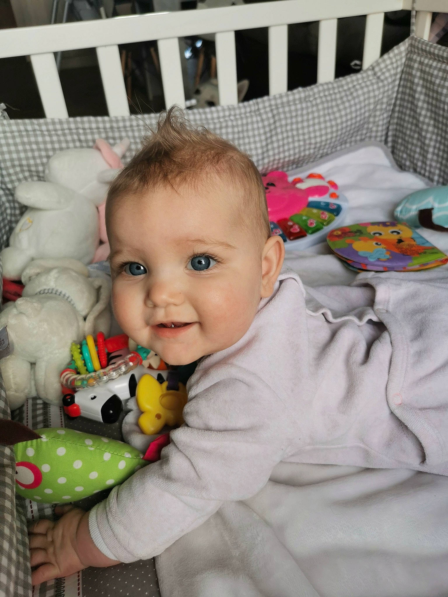 éléna a rejoint le concours — aidez-le/la à gagner de superbes lots ! baby, baby_products, baby_safety, baby_toddler_clothing, baby_toys, bed, cheek, child, comfort, human, infant_bed, joy, linens, nursery, person, plush, product, skin, stuffed_toy, textile