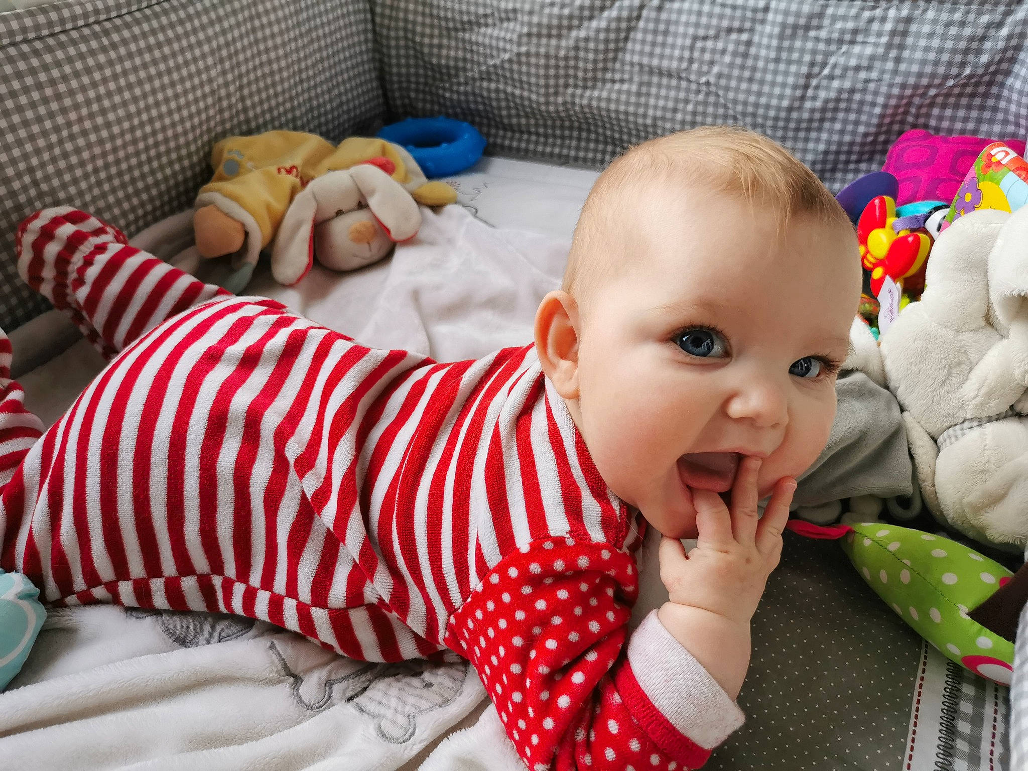 éléna a rejoint le concours — aidez-le/la à gagner de superbes lots ! baby, baby_grabbing_for_something, baby_products, baby_toddler_clothing, baby_toys, child, comfort, linens, living_room, nightwear, person, plush, stuffed_toy, toddler, tongue, toy, tummy_time