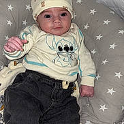 Zyed participe au concours pour gagner de l'argent avec cette photo : baby, baby_clothes, beanie, blanket, cartoon_character, cozy, hat, indoors, infant, neutral_expression, newborn, nursery_bedding, pants, pillow, portrait, socks, soft_toy, star_pattern, teddy_bear, wide_eyes