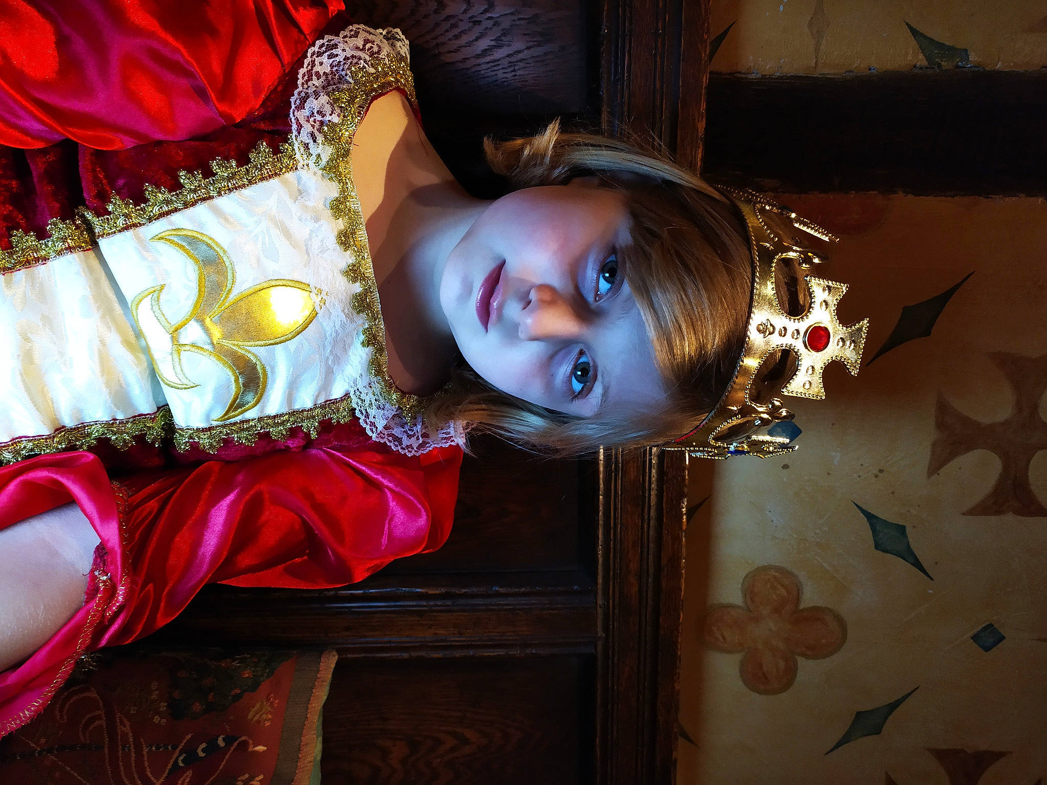 Eden participe au concours pour gagner de l'argent avec cette photo : child, costume, dress, event, fashion_accessory, fashion_design, flesh, fun, happy, hat, jewellery, magenta, necklace, pattern, person, room, smile, tradition, wood