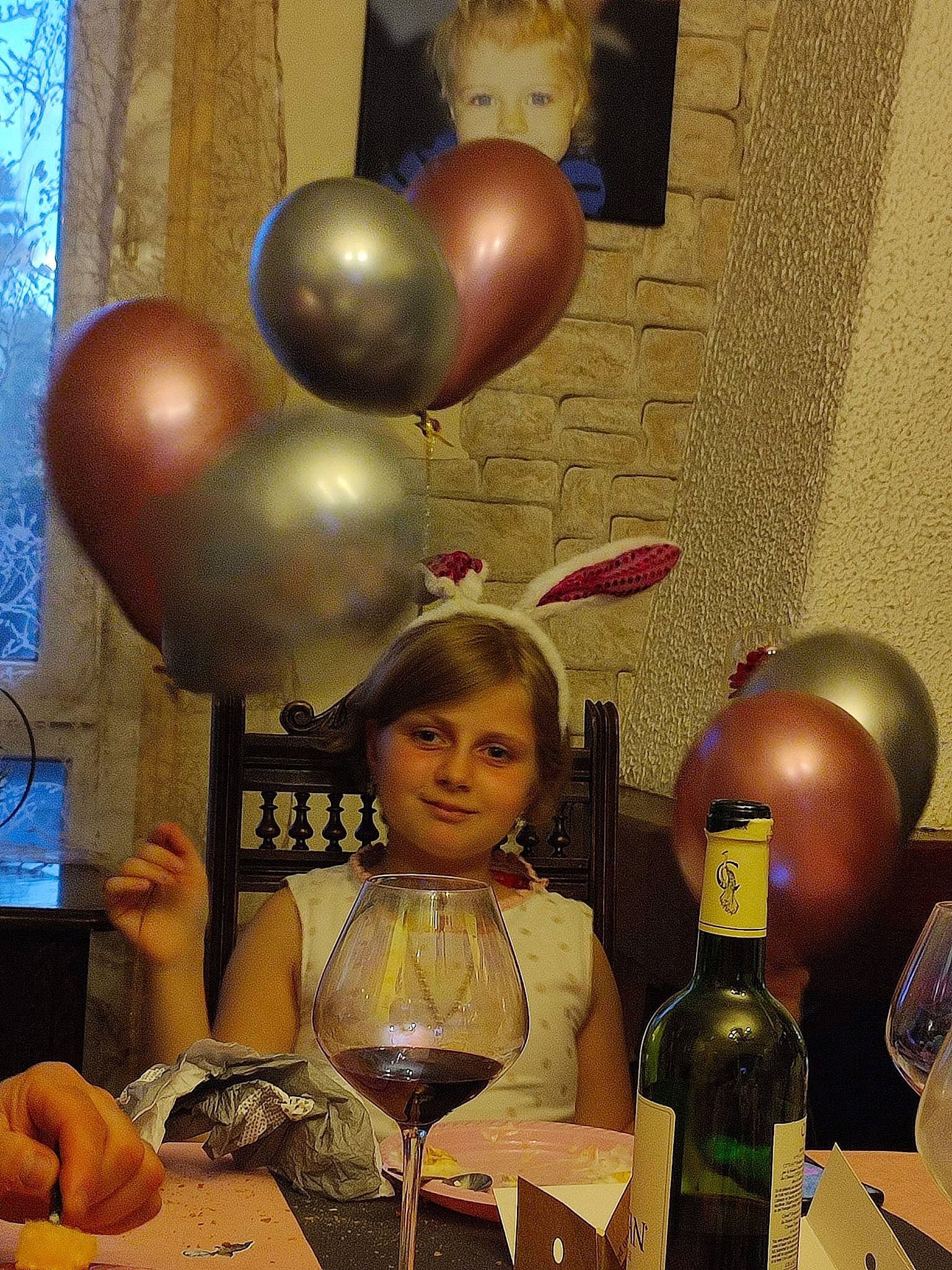 Eden a rejoint le concours — aidez-le/la à gagner de superbes lots ! balloon, barware, beauty, bottle, champagne_stemware, drinkware, event, fun, glass, glass_bottle, happy, joy, party_supply, person, photograph, plate, snapshot, stemware, table, tableware