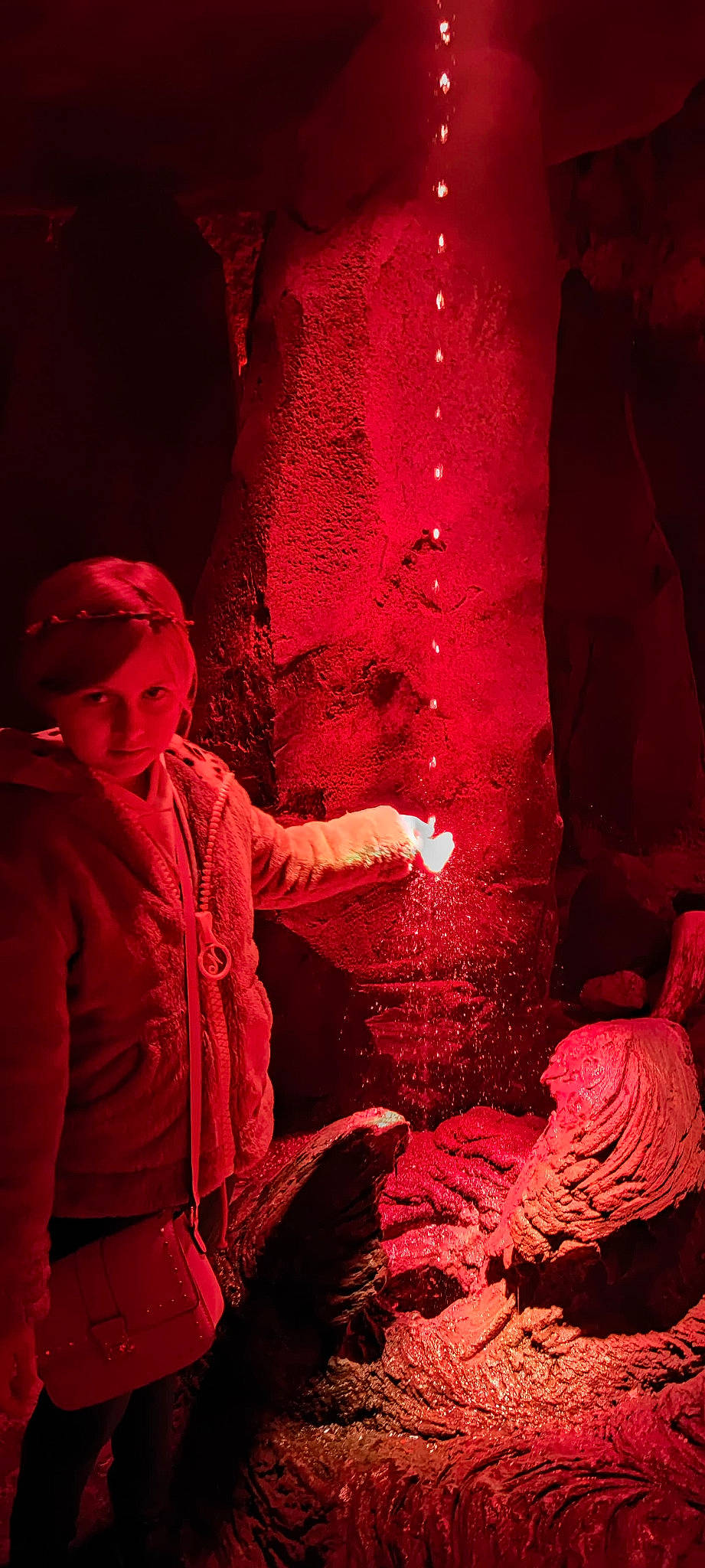 Eden participe au concours pour gagner de l'argent avec cette photo : art, artist, carmine, darkness, event, flesh, heat, human_body, illustration, magenta, organism, people_in_nature, performance_art, person, red, rock, room, sitting, tints_and_shades, tree