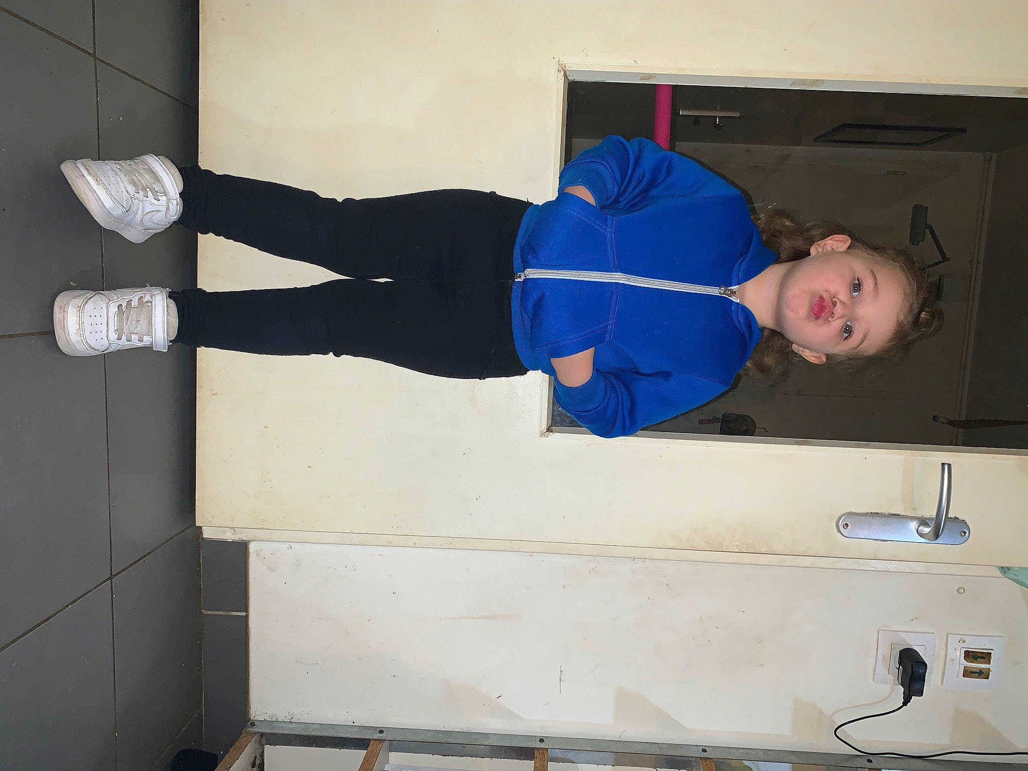 Ambre a rejoint le concours — aidez-le/la à gagner de superbes lots ! cabinetry, cleanliness, comfort, denim, elbow, electric_blue, hat, human_leg, knee, person, room, sleeve, sportswear, standing, t_shirt, thigh, walking_shoe, wrist