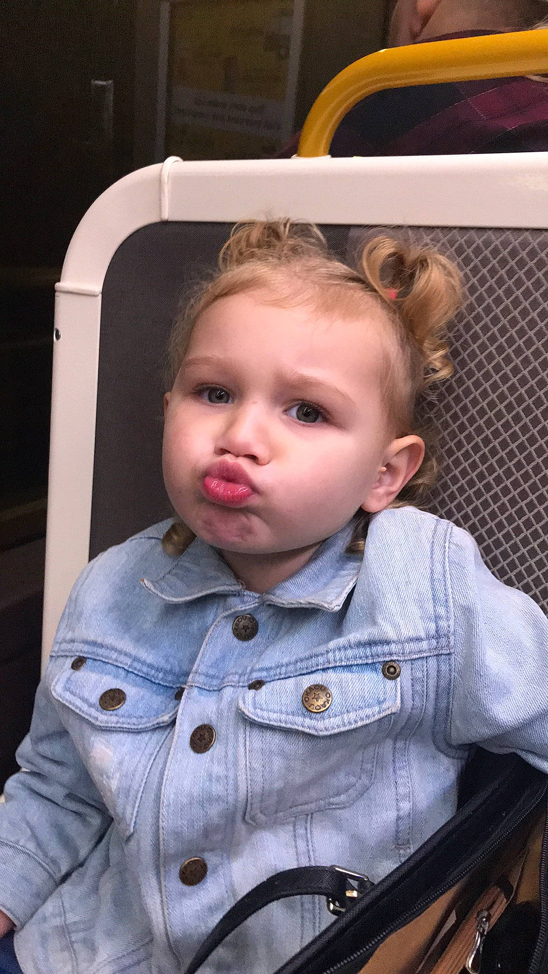 Ambre participe au concours pour gagner de l'argent avec cette photo : baby_toddler_clothing, blond, button, cheek, child, chin, collar, dress_shirt, eyebrow, eyelash, facial_expression, fun, iris, lip, mouth, nose, outerwear, person, skin, sleeve
