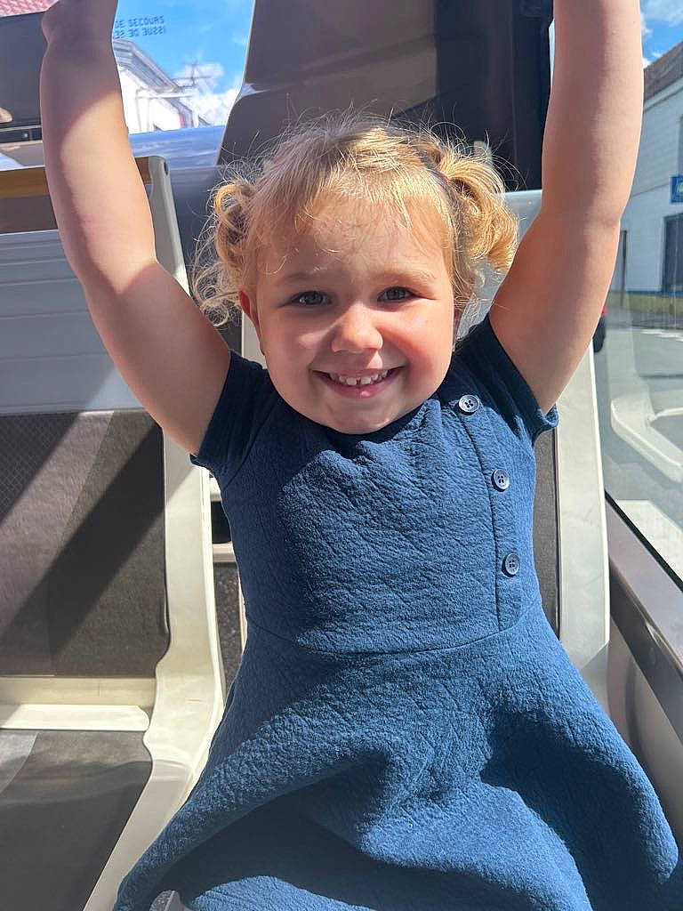 Ambre a rejoint le concours — aidez-le/la à gagner de superbes lots ! arm, blond, child, cool, elbow, electric_blue, finger, fun, gesture, happy, joint, joy, person, shoulder, sleeve, smile, standing, t_shirt, thumb, toddler