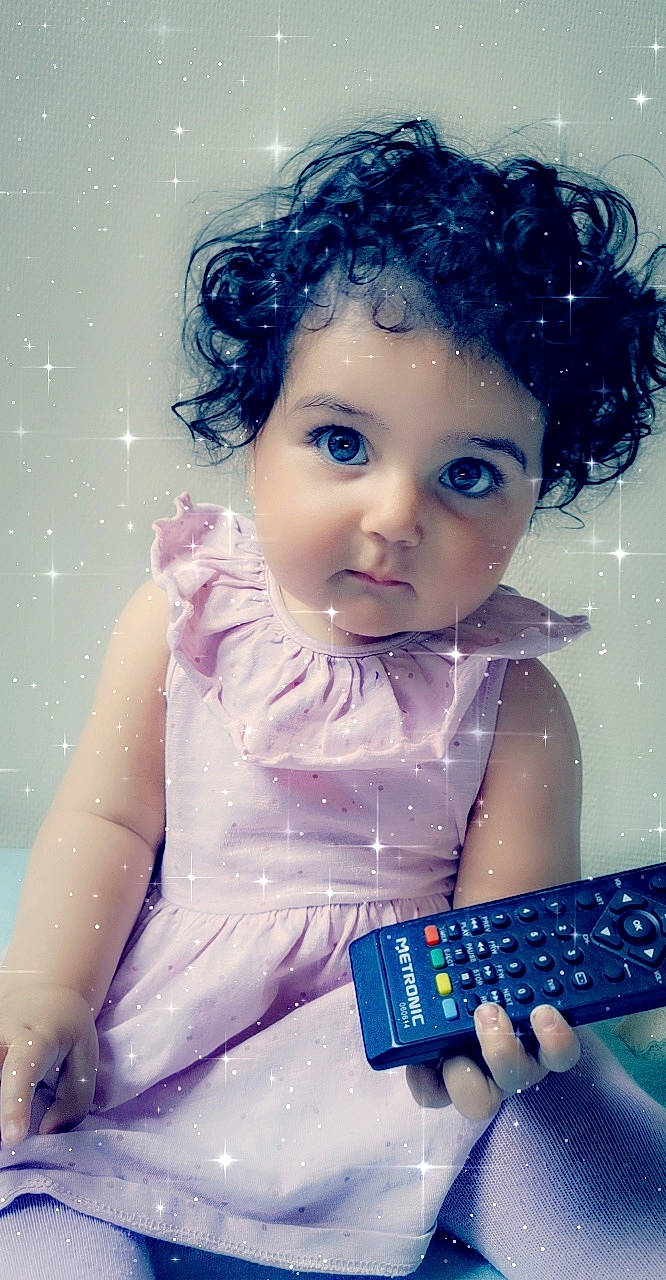 Nadya a rejoint le concours — aidez-le/la à gagner de superbes lots ! baby, cheek, child, electronic_device, eye, face, hair, head, lip, nose, person, play, smile, technology, toddler