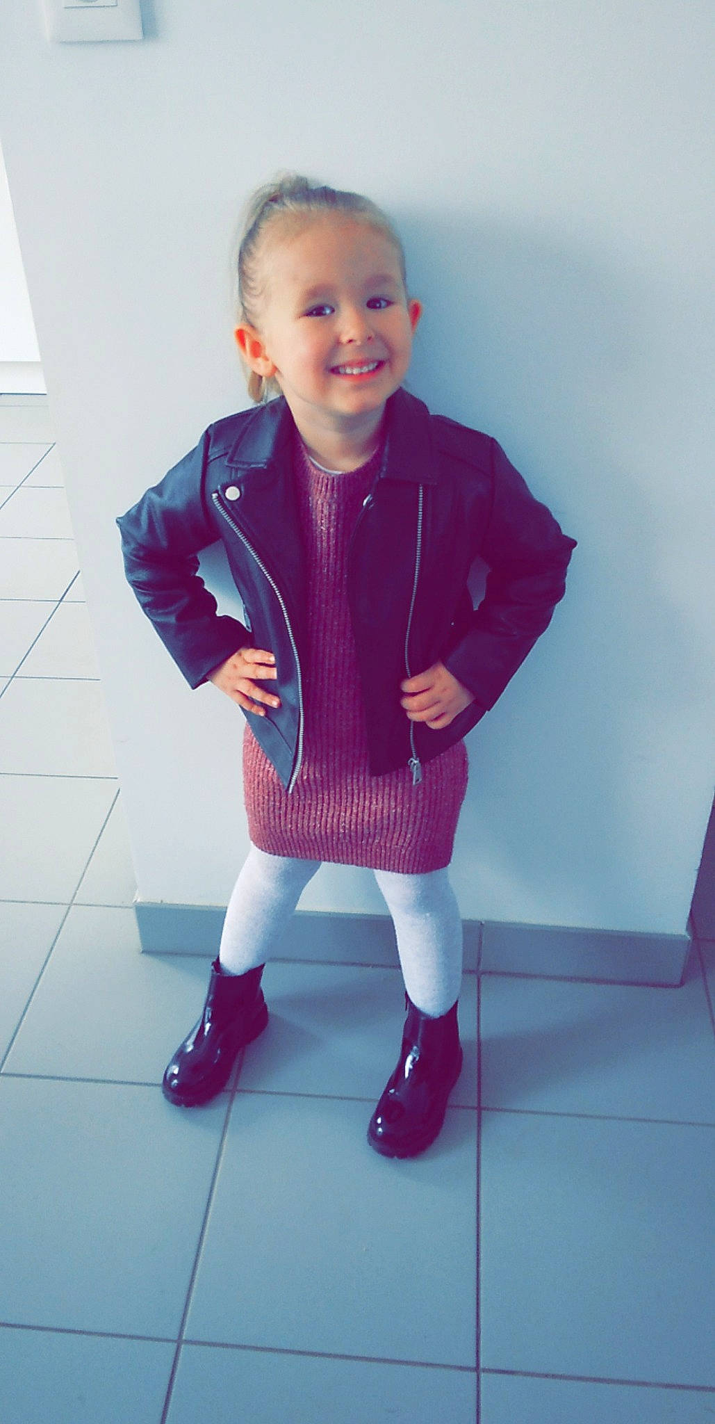 Myléna a rejoint le concours — aidez-le/la à gagner de superbes lots ! arm, baby_toddler_clothing, electric_blue, face, happy, human_body, human_leg, joy, knee, leg, neck, person, purple, shoe, sleeve, smile, sneakers, sock, sportswear, t_shirt