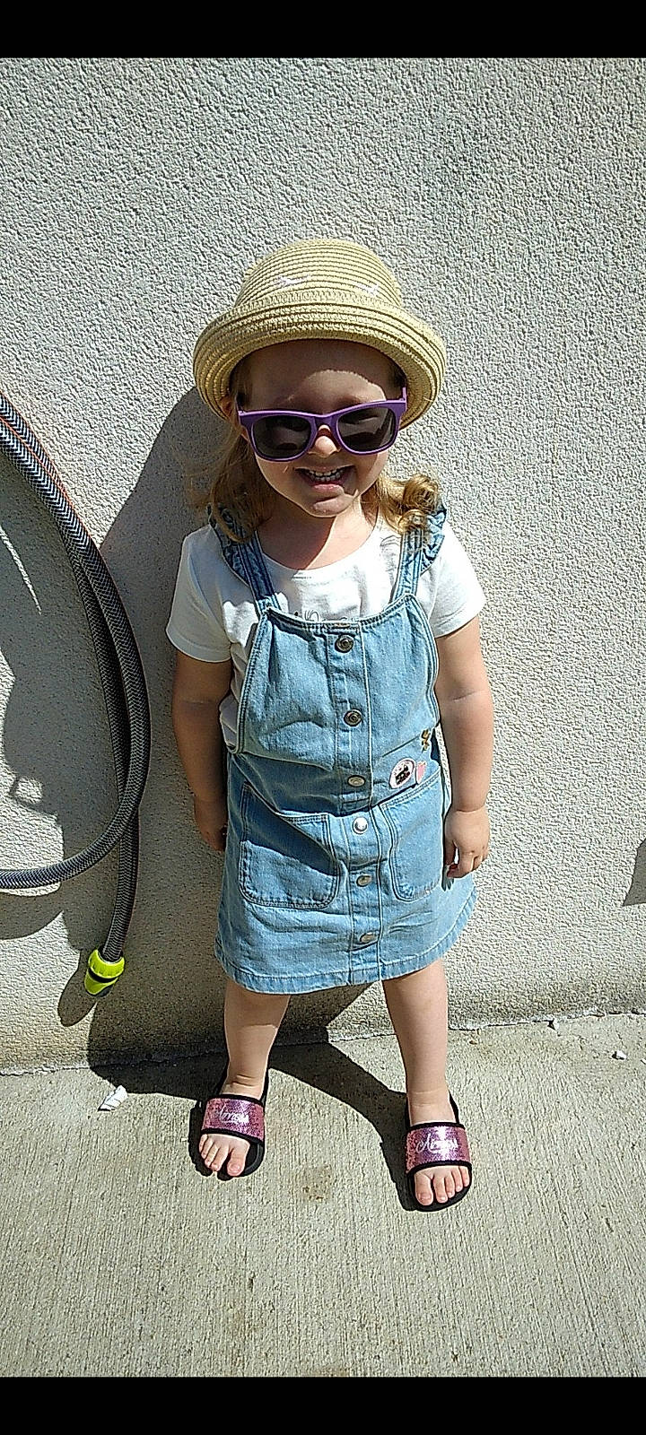 Myléna participe au concours pour gagner de l'argent avec cette photo : azure, cap, collar, cool, dress_shirt, electric_blue, eyewear, face, fashion, glasses, goggles, hat, headgear, headwear, joy, person, sleeve, sneakers, sun_hat, sunglasses