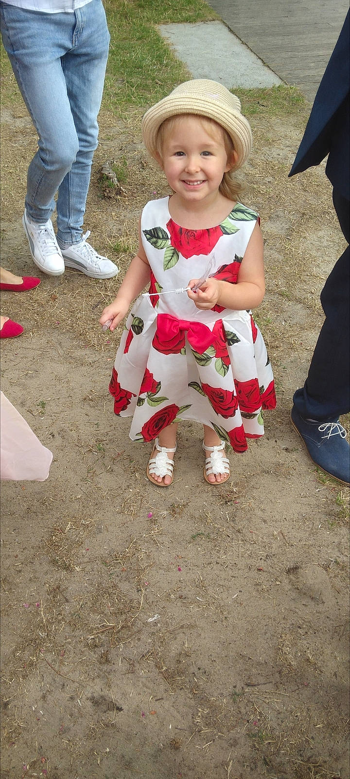 Myléna a rejoint le concours — aidez-le/la à gagner de superbes lots ! baby_toddler_clothing, carmine, child, foot, footwear, fun, grass, happy, human_leg, joy, leg, people_in_nature, person, recreation, shoe, sleeve, smile, sneakers, soil, summer