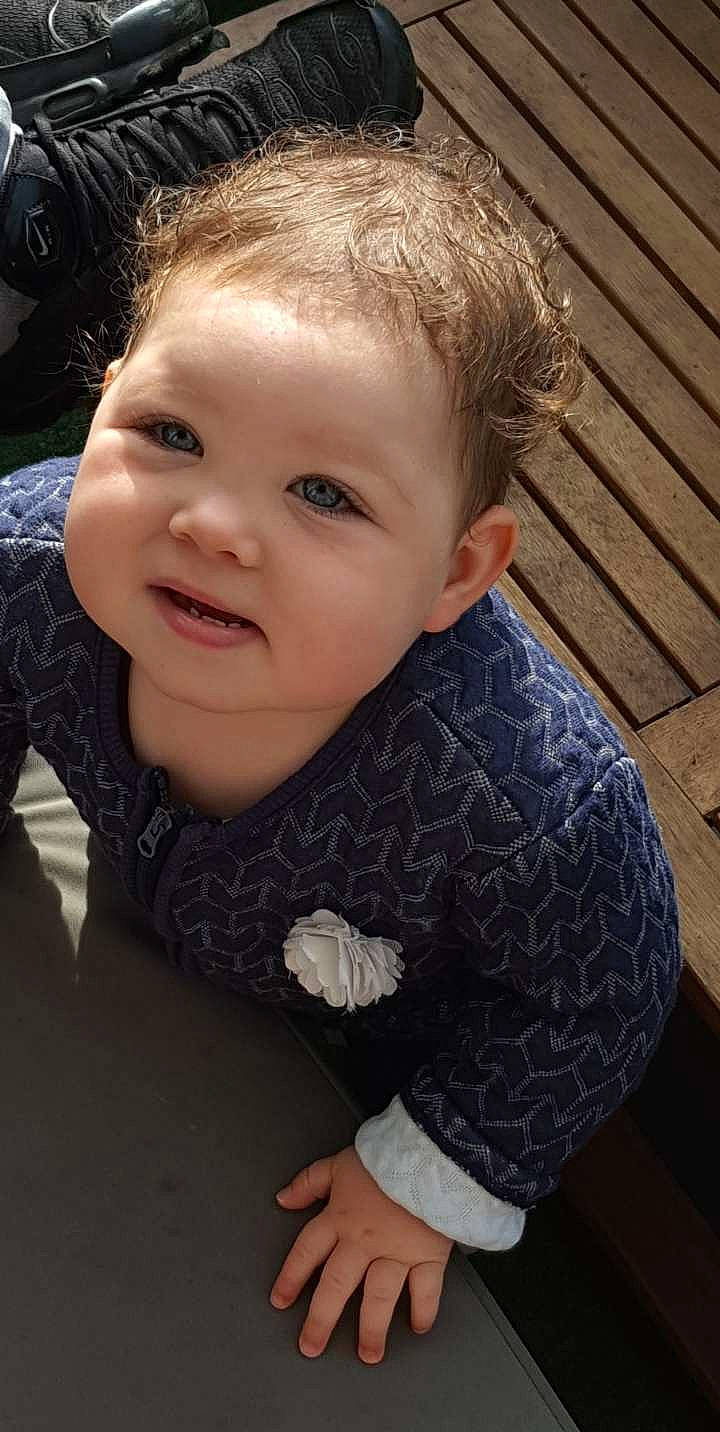 Kelyanna a rejoint le concours — aidez-le/la à gagner de superbes lots ! baby_toddler_clothing, cheek, child, cool, eyelash, flash_photography, grass, hair, hairstyle, happy, human_body, iris, lip, neck, nose, person, skin, sleeve, smile, toddler