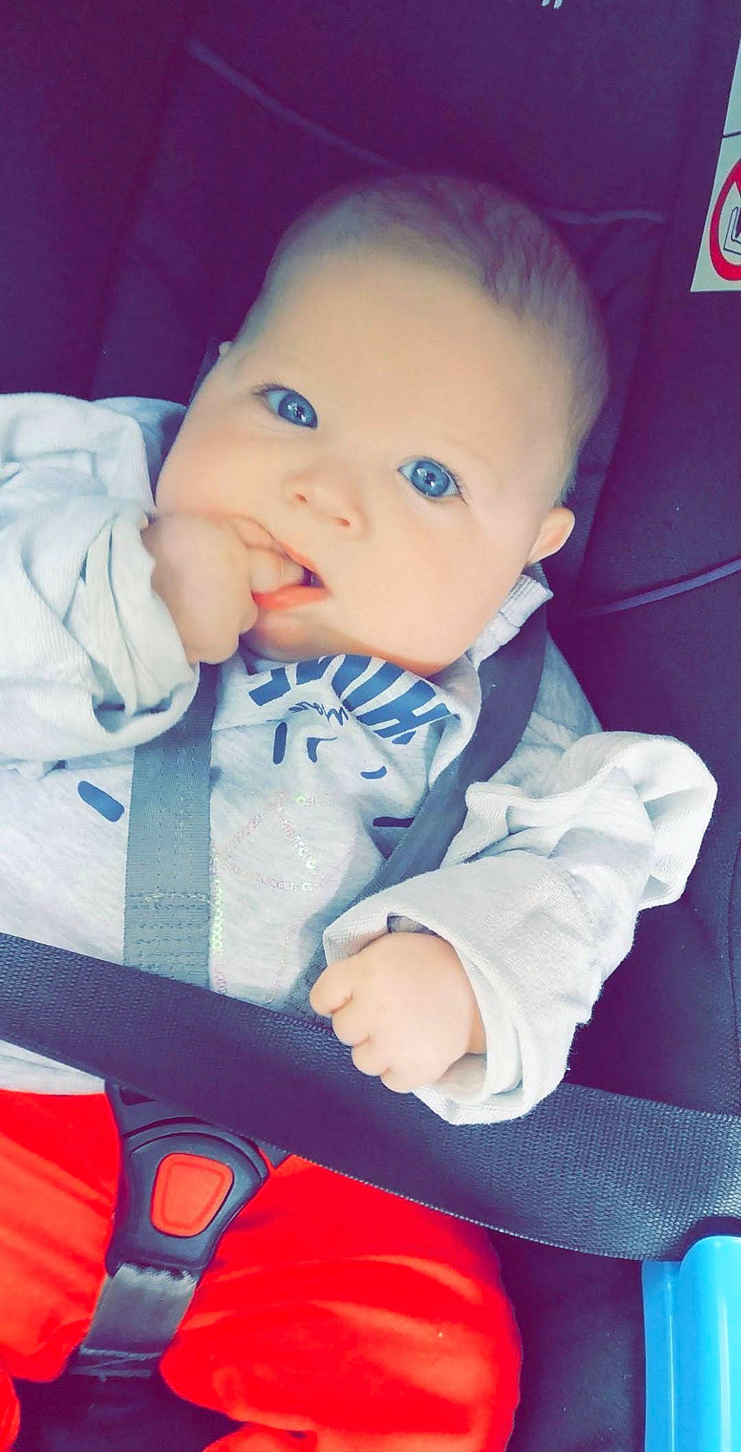 Kelyanna a rejoint le concours — aidez-le/la à gagner de superbes lots ! arm, baby, baby_safety, baby_toddler_clothing, cheek, child, comfort, electric_blue, eye, face, flash_photography, happy, head, iris, mouth, nose, person, product, skin, sleeve