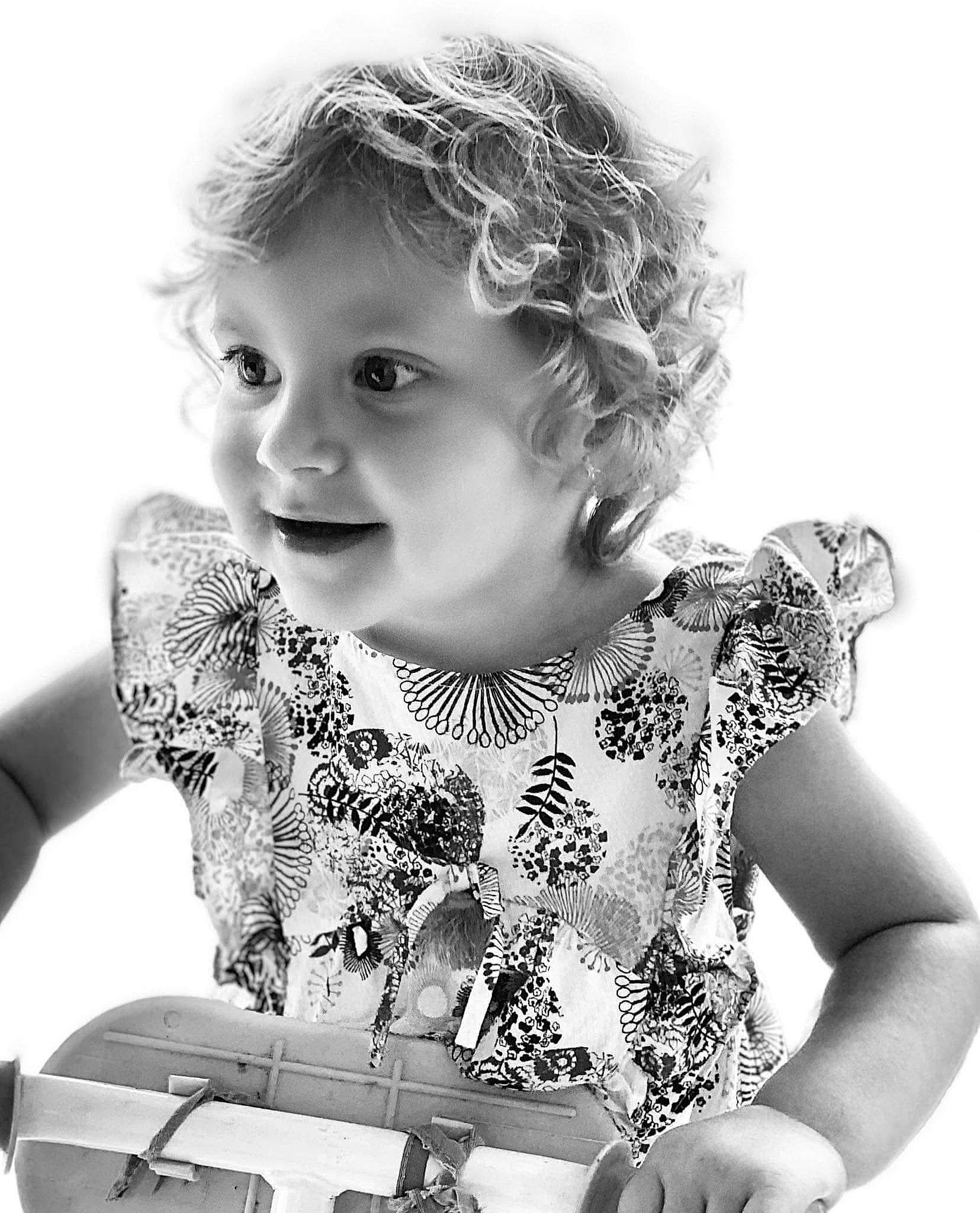 émilie participe au concours pour gagner de l'argent avec cette photo : black_and_white, child, child_model, monochrome, monochrome_photography, person, photography, play, sitting, smile, stock_photography, style, toddler