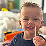 Aloïs a rejoint le concours — aidez-le/la à gagner de superbes lots ! child, boy, french_fry, food, smile, face, hand, short_hair, blue_shirt, indoor, portrait, happy, young, casual, cozy, blurred_background, person, snack, cute, messy_face