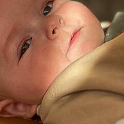 Ezio a rejoint le concours — aidez-le/la à gagner de superbes lots ! baby, close_up, face, skin, infant, young_child, soft_lighting, serene, innocence, portrait, cute, child, expression, head, sleepy, natural_light, human, baby_clothing, peaceful, cheeks
