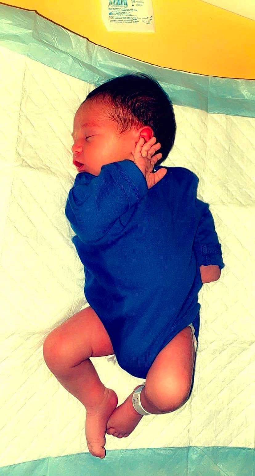 Enzo a rejoint le concours — aidez-le/la à gagner de superbes lots ! arm, azure, baby, baby_toddler_clothing, beauty, comfort, elbow, electric_blue, hair, happy, human_leg, infant_bodysuit, joint, knee, leg, neck, person, sleeve, thigh, thumb